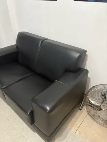 Sofá 2 Lugares Preto em Couro Sintético