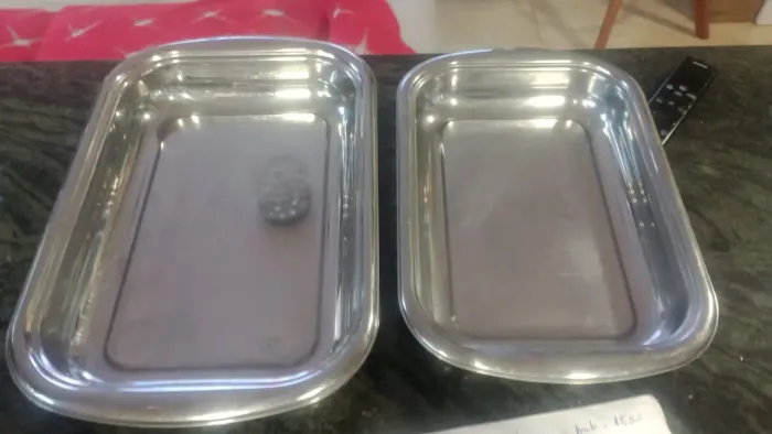 Pratos de inox e demais itens