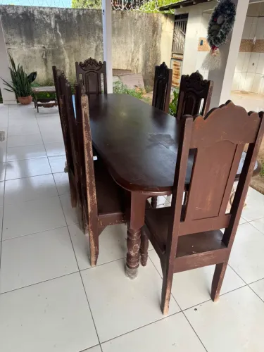 Mesa de madeira de 8 lugares