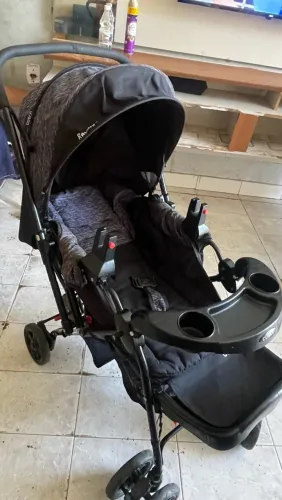 Carrinho de bebê semi novo. Usado poucas vezes.