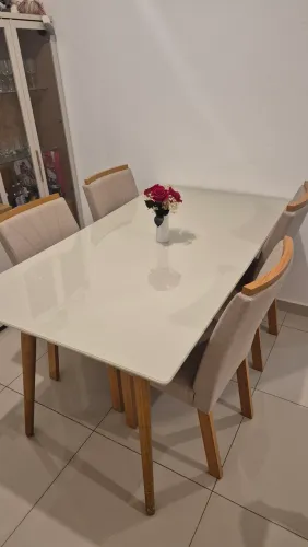 Mesa retangular com tampo em vidro e pés em madeira maciça 160cm com 4 cadeiras