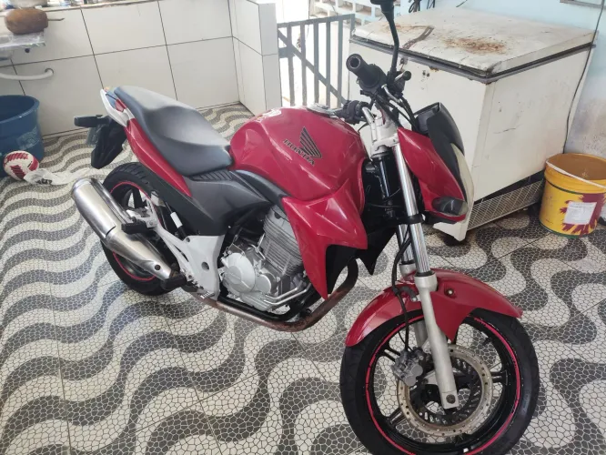 Honda CB 300R ano 2013 restaurada e único dono.