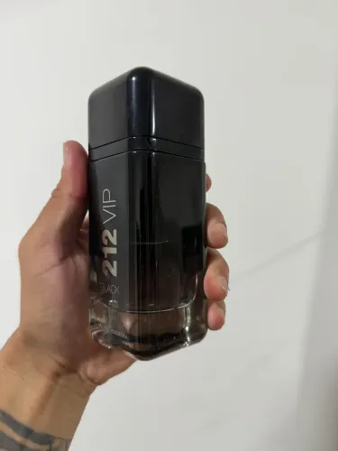 Perfume 212 VIP Black Carolina Herrera Original 100ml (Pela Metade / 50ml)