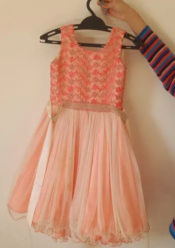 Vestido de festa infantil cor salmão com bordado e saia em tule