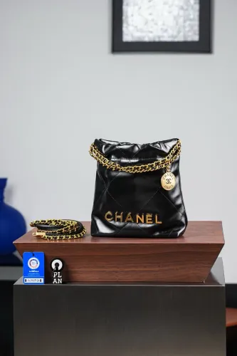 Bolsa CHANEL 22 Mini Preta com Corrente Dourada