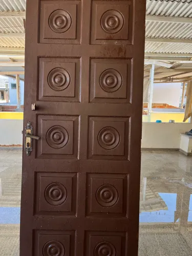 Porta de madeira maciça entalhada - modelo clássico