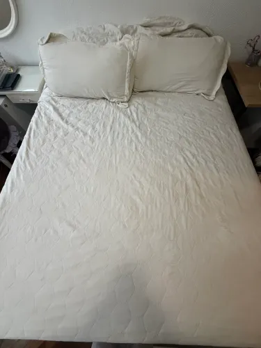 Colcha bege King size com 2 capas de travesseiro