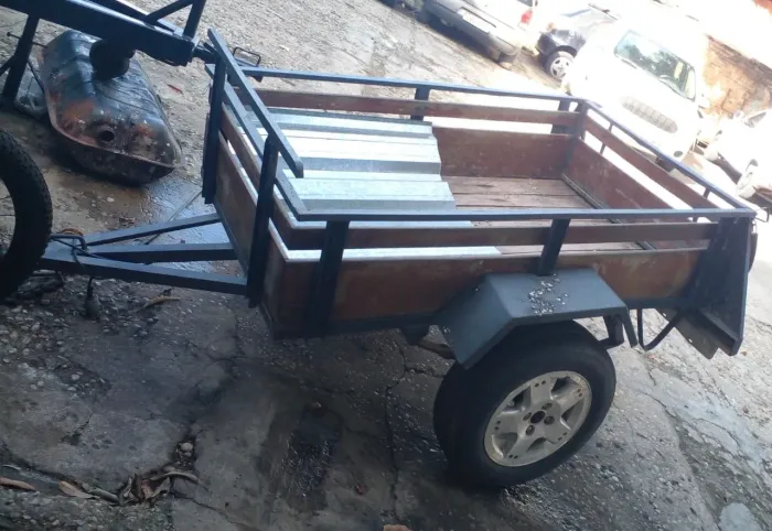 VENDE-SE CARROÇINHA EMPLACADA