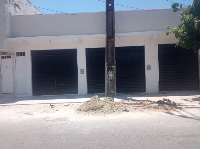 LOJAS COMERCIAIS NO BAIRRO DEMÓCRITO ROCHA.