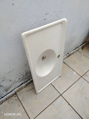 Pia de banheiro em bom estado! Medidas 80cm..