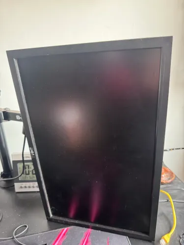 Monitor e braço articulado (teclado mecânico)