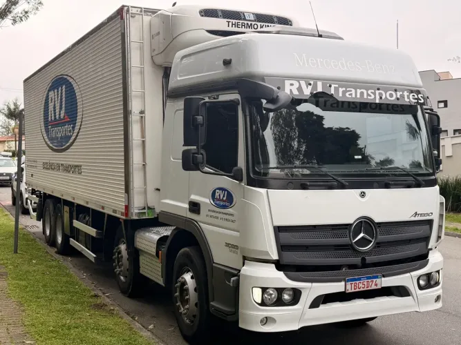 MB Atego 3033-8x2- Baú Ibiporã Gancheira - 2025