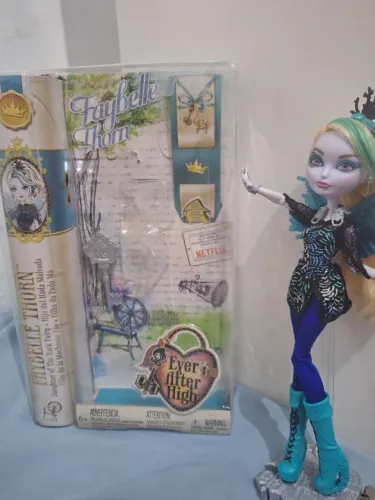 Ever after high - Faybelle Thorn com caixa