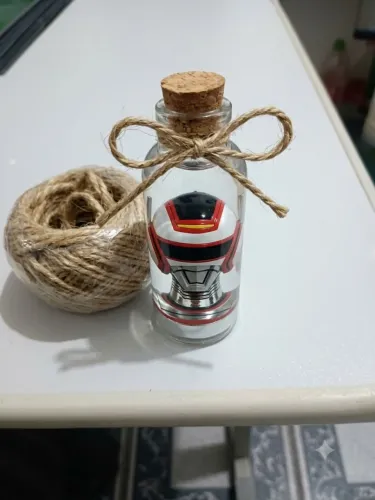 Imagem do capacete do Jaspion na garrafa