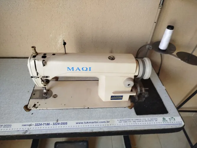 Máquina de costura máquina