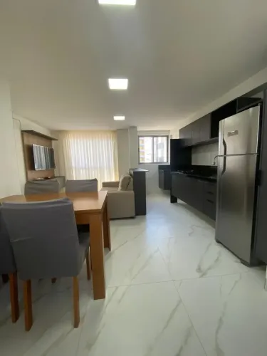 ALUGO APARTAMENTO MOBILIADO À 50 METROS DO MAR - 2 QUARTOS