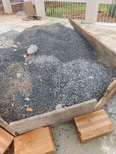 Vende 1 metro de Pedra 50 reais resto de construção