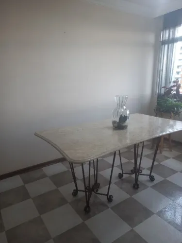 Mesa jantar até 8 lugares  . Base de ferro trabalhado . Tampo de mármore travertino 