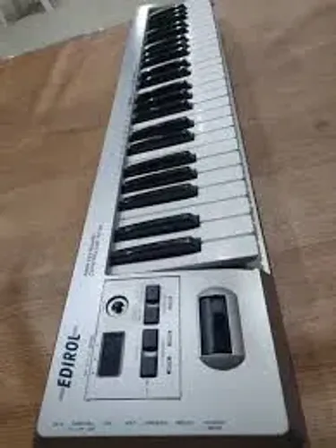 Controlador MIDI Roland Edirol 49 teclas