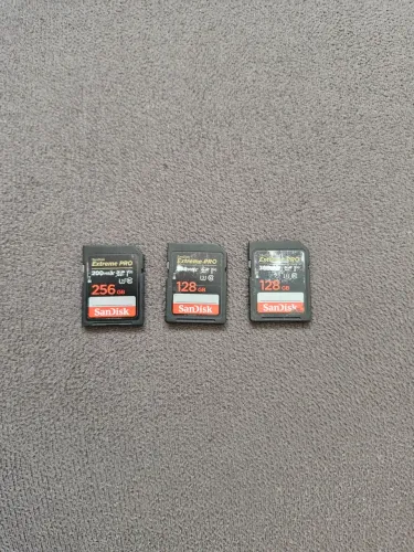 2 Cards Extreme 128gb 300 mbs + Card 256gb 200mbs
