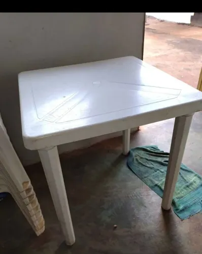 Vendo duas mesas de plástico ( tipo bar) com 13 cadeiras, sendo 9 clássicas e 4 poltronas 