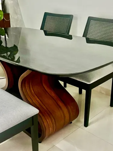 Mesa com base madeira maciça e tampo em laca preto de vidro + 4 cadeiras