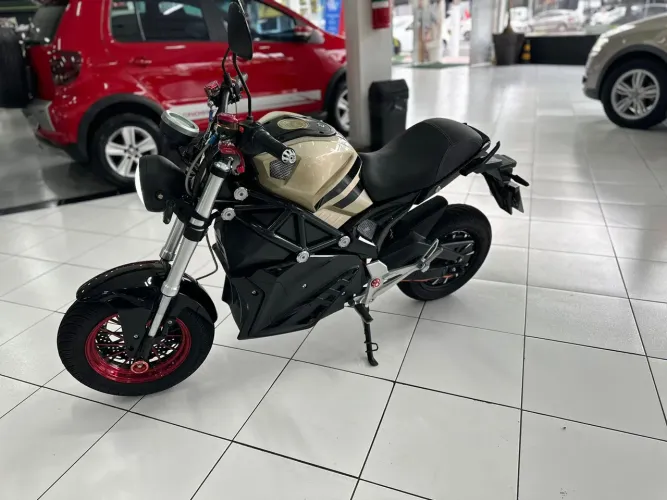 Moto elétrica  verde e  cinza