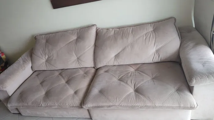 Sofá retrátil bege em tecido Suede (2,80)