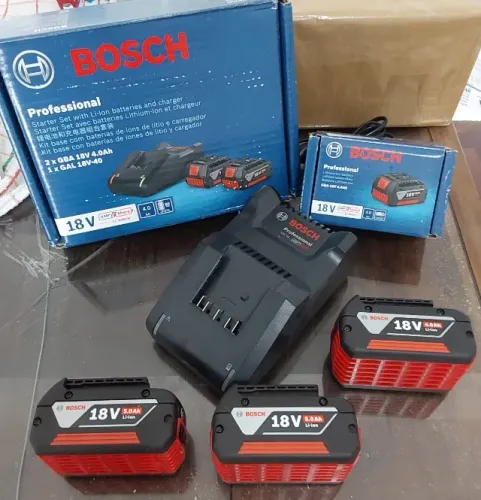 Kit Bosch 18V - Carregador Bivolt + 2 Baterias 5Ah + 1 Bateria 4Ah (Seminovo)