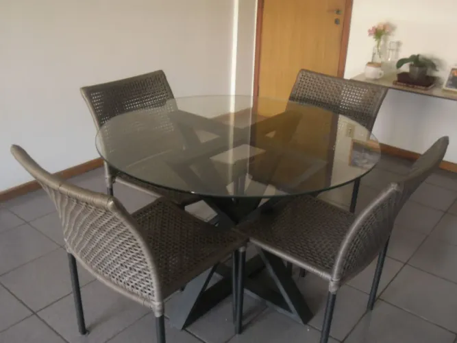 Conjunto de mesa com 4 cadeiras