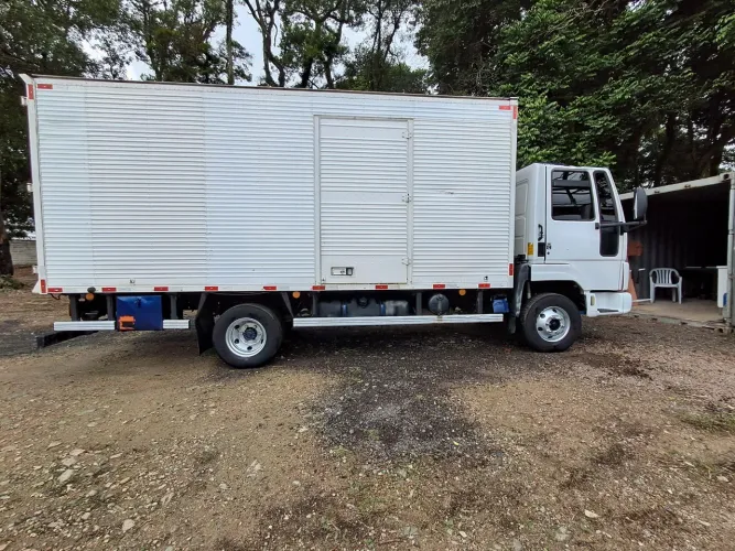 Caminhão ford cargo 815 baú com rastreador quitado