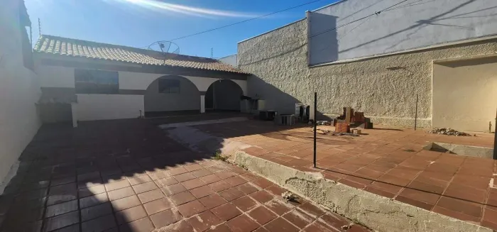 ALUGO CASA NO CENTRO
