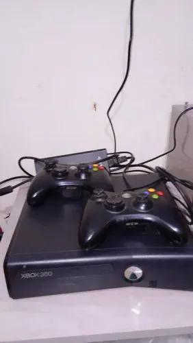 Vendo Xbox360 com dois controles, muito bem conservado.