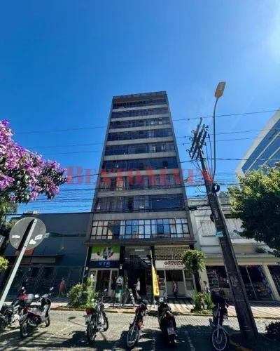 Sala aérea com divisórias, sala de espera, cozinha com mobilia, 2 salas de atendimento, ba