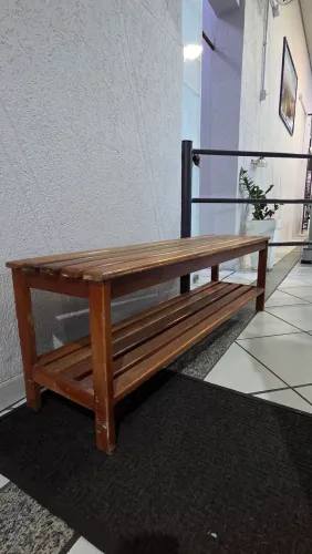 Banco Sapateira Ripado Madeira Envernizada Maciça Verniz Geométrico Marrom Natural Lindo