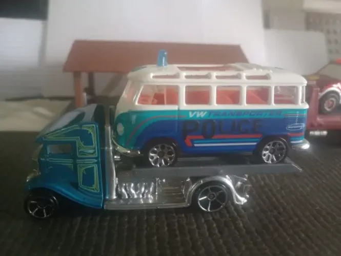 Miniaturas Fast Bed Hauler HW 2013 + Kombi Samba Matchbox