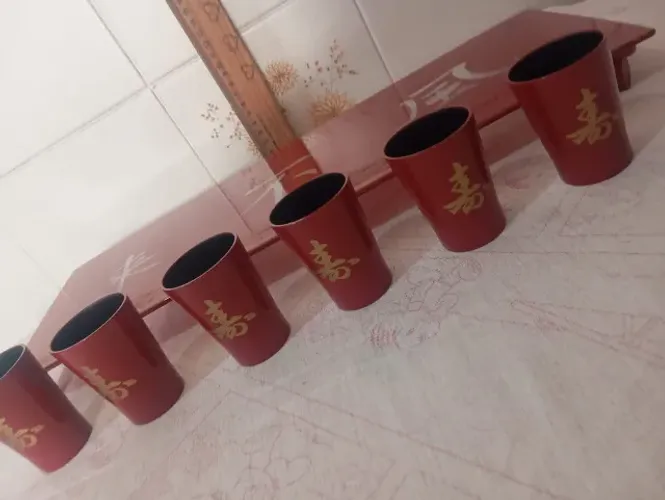 Conjunto de Saquê / Chá Oriental - Bandeja Elevada e 6 Copos (Laca Vermelha)