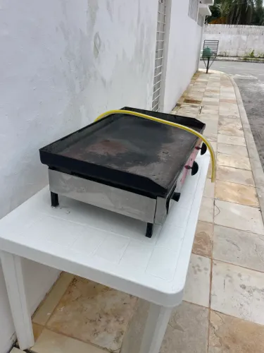 Vendo chapeira bifeteira pro gás medindo 0,50x0,80 semi nova