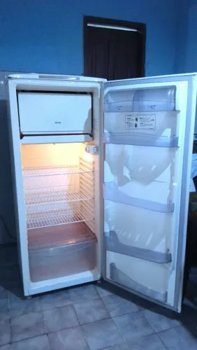 Geladeira Consul 300Lts Seminova e completa, nada quebrado nem enferrujado, R$850,00 urg