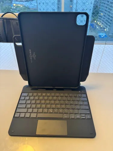ESR Capa com Teclado para iPad Pro 13, Suporte Magnético, Modos Retrato/Elevado