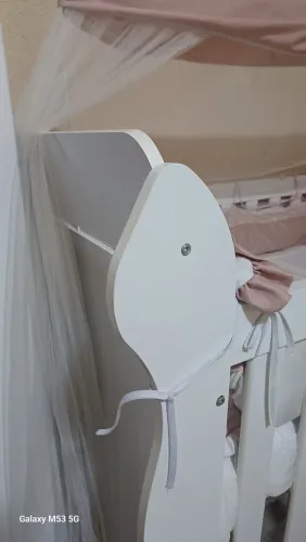 Vendo berço infantil 2 em 1 vira cama cor branca, usando 4 meses apenas.