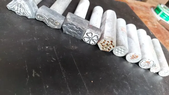 Carimbos de metal para marcar metais e couro