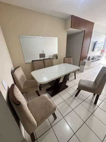 Mesa com seis cadeiras