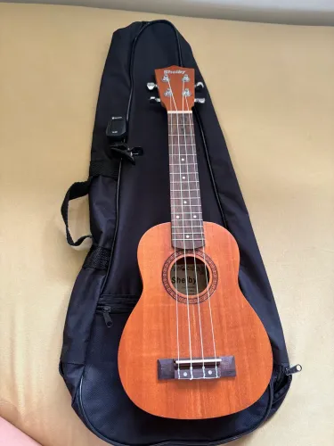 UKULELE SOPRANO + CAPA + AFINADOR