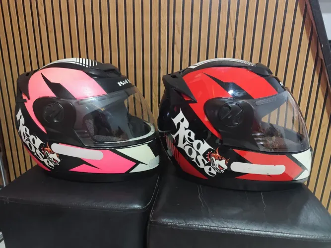 capacetes Pro Tork Red Nose por R$170 os dois. Vermelho 56 e rosa 58, com marcas de uso.