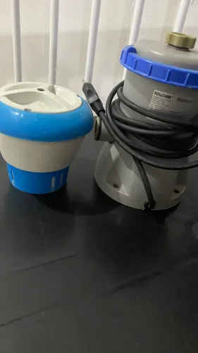 Bomba com filtro e flutuador para limpeza de piscinas