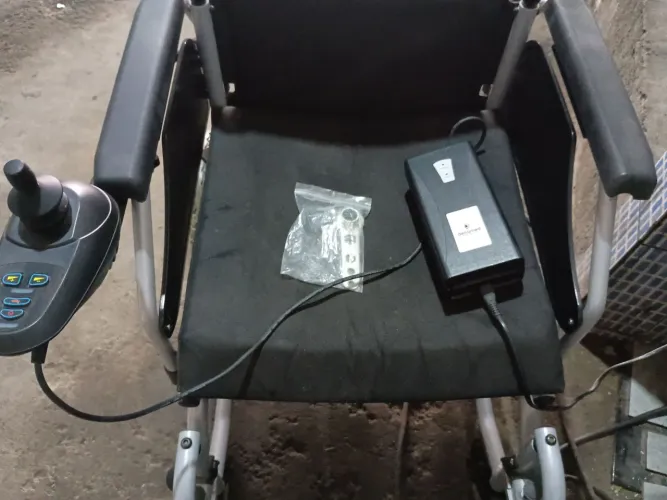 Vende cadeira de rodas elétrica seminova completa sem defeito valor R$ 2.500 sem choro 