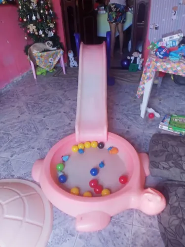 Escorregador infantil com piscina