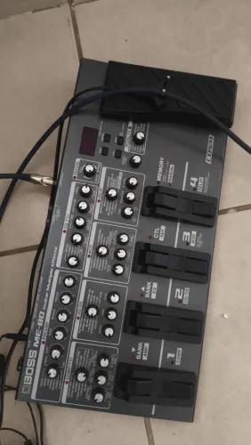 Pedaleira Boss Me 80