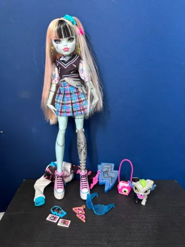 Boneca Frankie Stein Básica 